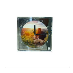 Reloj cuadrado de cristal.