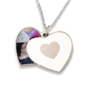 Collar con forma de corazón y un corazón grabado
